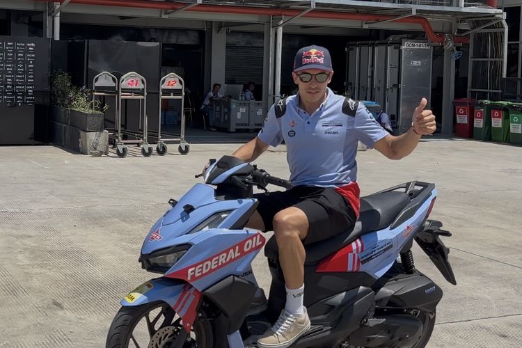 Pebalap Gresini Racing, Marc Marquez, berseliweran di area paddock menggunakan motor matic jelang balapan utama MotoGP Mandalika 2024 di Sirkuit Mandalika 2024, Minggu (29/9/2024).