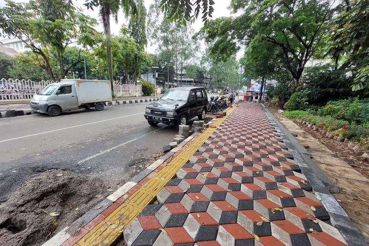 Kondisi trotoar baru di sekitar Puspemkot Tangerang, Banten, Selasa (7/12/2021).