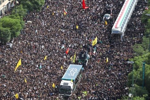Saat Ratusan Ribu Orang Antar Presiden Iran Ebrahim Raisi ke Tempat Peristirahatan Terakhirnya...