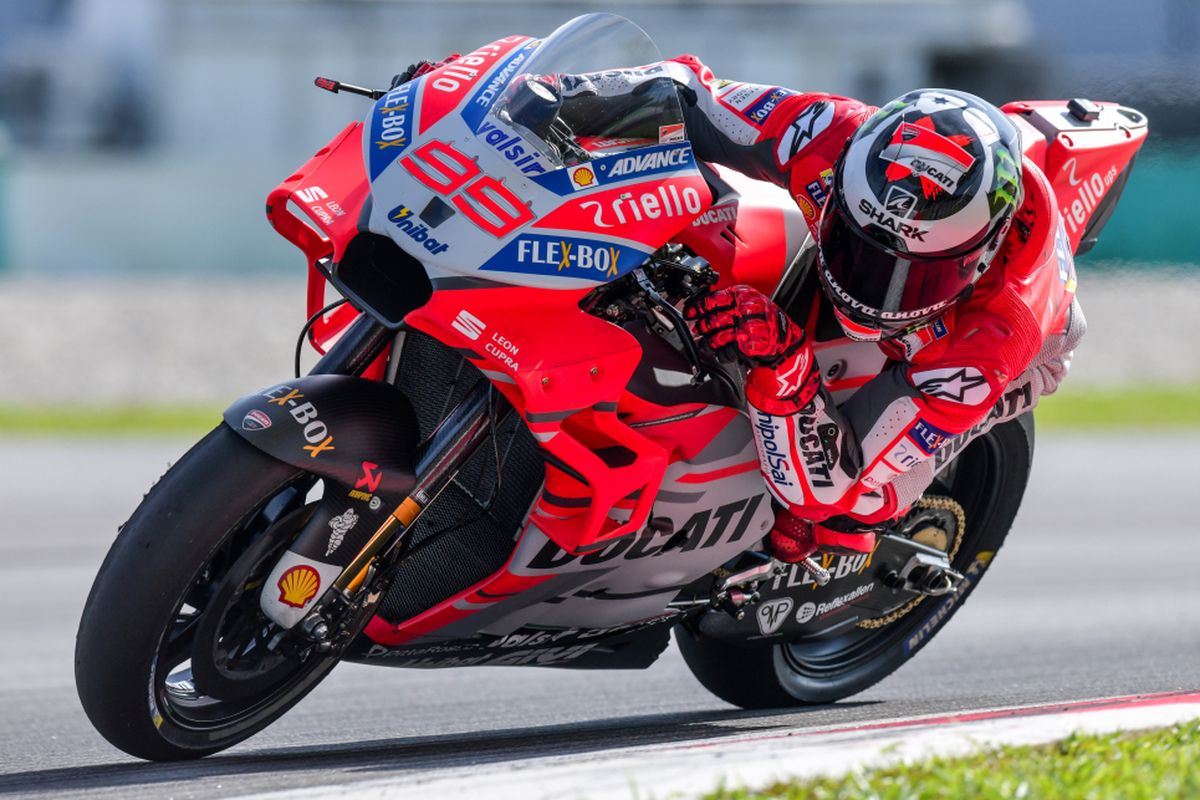 Pebalap Ducati, Jorge Lorenzo, memacu motornya pada hari terakhir tes pramusim MotoGP di Sirkuit Sepang, Malaysia, Selasa (30/1/2018).
