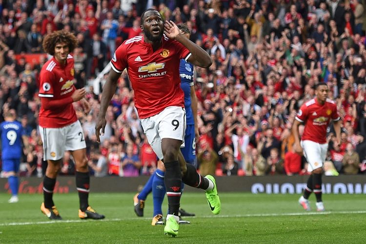 Striker Manchester United asal Belgia, Romelu Lukaku (tengah), melakukan selebrasi setelah mencetak gol ke gawang Everton dalam pertandingan Premier League di Old Trafford, Manchester, Minggu (17/9/2017).