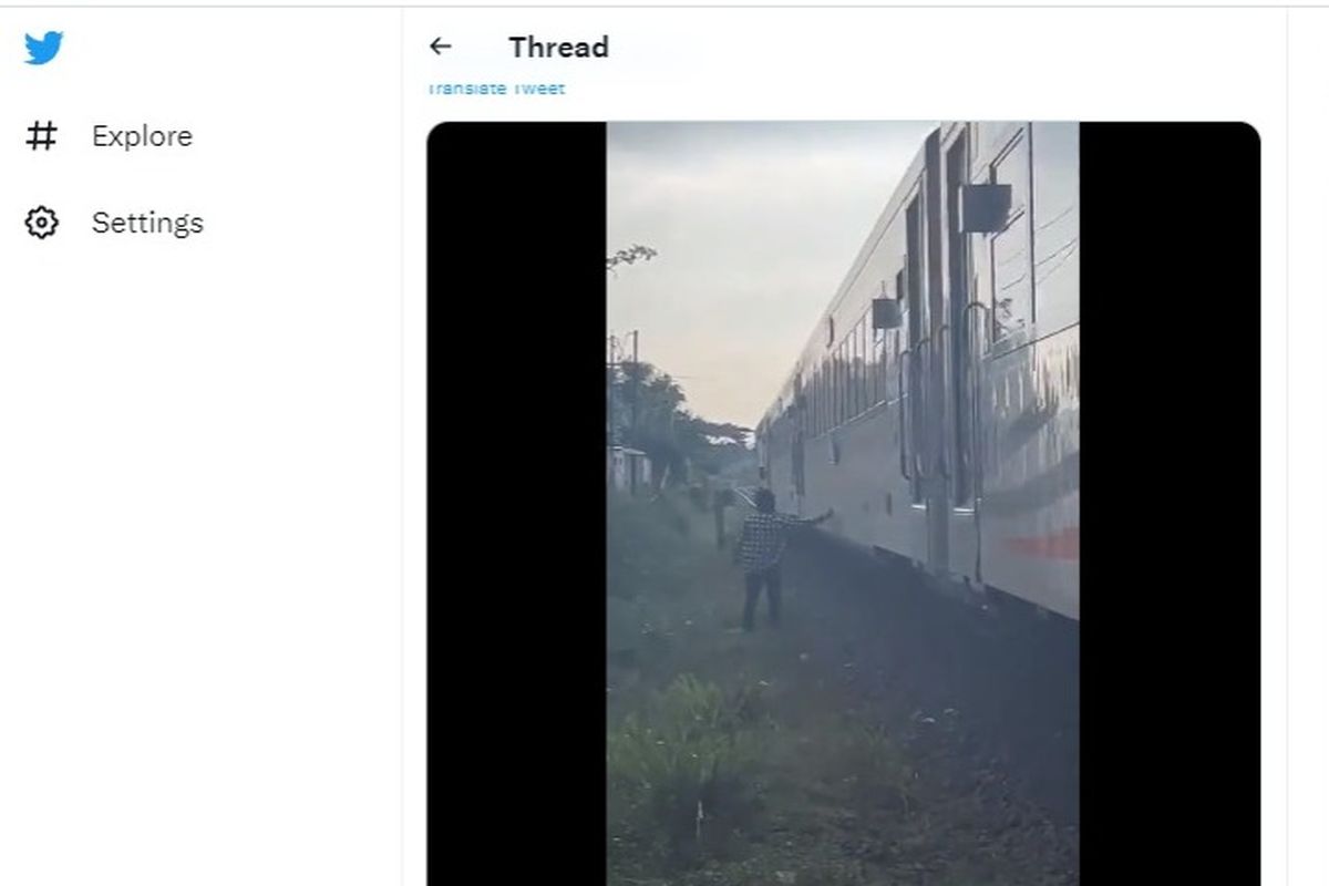 Viral, pemuda diduga sengaja mencoret-coret bodi kereta api di dekat Stasiun Cimahi.