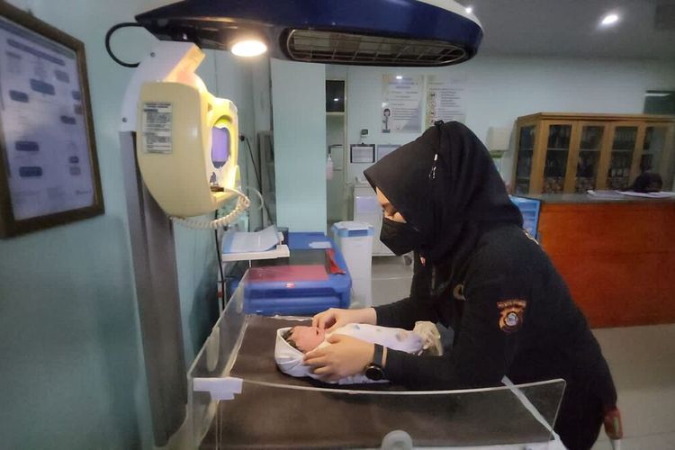 Bayi jenis kelamin perempuan yang dilahirkan oleh seorang tahanan Polrestabes Palembang ketika berada di rumah sakit Bari. Bayi itu dilahirkan di dalam mobil ambulans karena sang ibu telah mengalami kontraksi, Jumat (18/11/2022).
