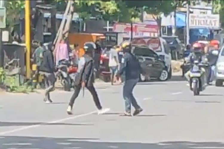 Sekelompok Orang Tak Dikenal (OTK) terekam kamera CCTV melakukan penyerangan dan pengrusakan pos polisi di Kabupaten Sinjai, Minggu (21/2/2022).