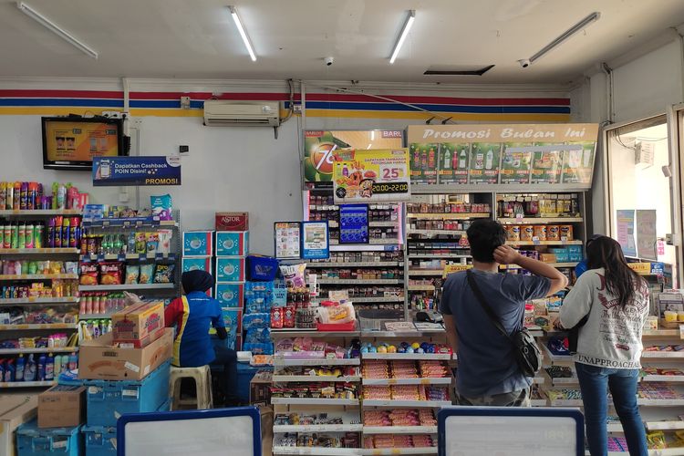 Selain cara tarik tunai DANA di Alfamart, cara mengambil uang di DANA juga bisa lewat gerai Indomaret.