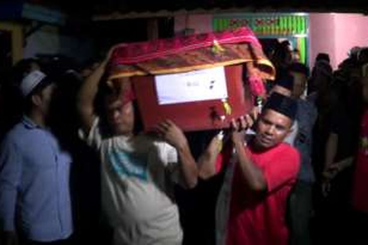 Peti Jenazah Suwarno, korban kecelakaan tabrakan kapal di perairan Tuban, Jawa Timur dibawa untuk dimakamkan di Desa Denasri Wetan, Batang, Jawa Tengah, Selasa (22/11/2016) malam.