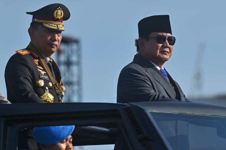 Presiden Prabowo Subianto (kanan) didampingi Kapolri Jenderal Pol Listyo Sigit Prabowo (kiri) menginspeksi pasukan dalam upacara HUT ke-79 Bhayangkara di kawasan Monumen Nasional (Monas), Jakarta, Selasa (1/7/2025). HUT ke-79 Bhayangkara mengangkat tema Polri Untuk Masyarakat sebagai cerminan semangat pengabdian dan transformasi kepolisian negeri ini. ANTARA FOTO/Rivan Awal Lingga/app/rwa.