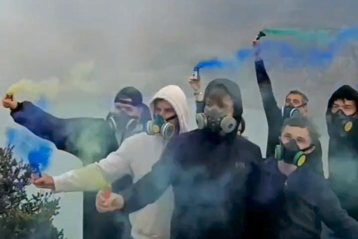 Tangkapan layar aksi diduga WN Rusia nyalakan flare di Ijen.