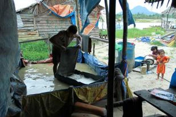 suasana kamp tempat para pekerja beraktivitas dilokasi penambangan emas Danau Serantangan, Desa Sagatani, Singkawang, Kalimantan Barat