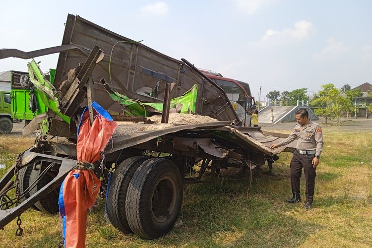 Caption: Kondisi truk gandeng yang ringsek usai tertubruk KA Gajayana relasi Gambir-Malang di perlintasan rel kereta api tanpa palang Dusun Padasan, Desa Baron, Kecamatan Baron, Kabupaten Nganjuk, Senin (24/7/2023)