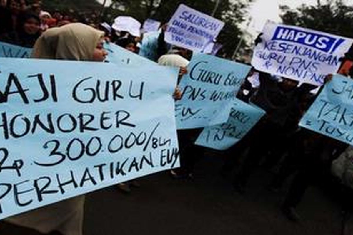 Sejumlah guru honorer yang tergabung dalam Federasi Guru Honorer (FGH) Jawa Barat menggelar aksi di depan Gedung Sate, Bandung, Jawa Barat, memprotes upah mereka yang masih di bawah standar kelayakan, Rabu (18/5/2011). 