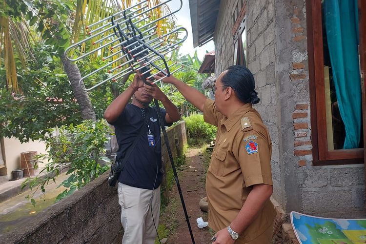 Penyaluran bantuan Set Top Box (STB) di Desa Panji, Kecamatan Sukasada, Kabupaten Buleleng, Provinsi Bali, Senin (13/3/2023).