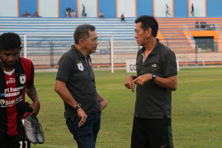 Tony Ho (kanan) saat berbincang dengan manajer Persipura Jayapura, Rudi Maswi.