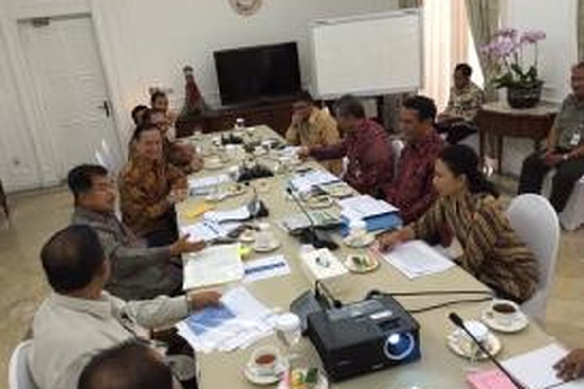 Wakil Presiden Jusuf Kalla memimpin rapat dengan sejumlah menteri di rumah dinas Wapres, Jakarta, Senin (21/9/2015).