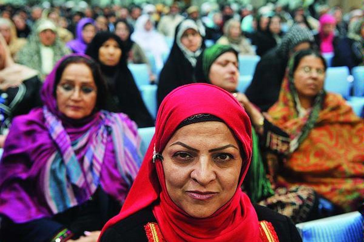 Para anggota delegasi kongres tetua adat Afganistan, Loya Jirga, tengah mendengarkan pidato Presiden Afganistan Hamid Karzai dalam pertemuan empat hari yang diikuti 2.000 tetua adat Afganistan. Karzai di antaranya membicarakan soal keberadaan pangkalan AS dalam jangka panjang di Afganistan serta upaya damai dengan kaum pembangkang Taliban.