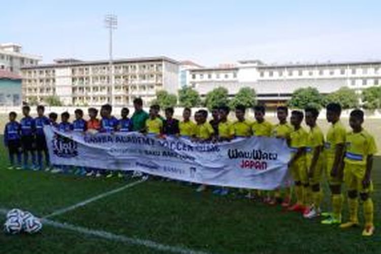 Para pemain dari tim Junior Gamba Osaka U-13 dan tim Liga KG U-14 Panasonic sedang berbaris untuk sesi foto sesaat sebelum pertandingan dimulai.