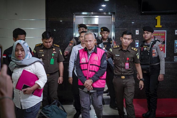 Direktur Utama PT. Cahaya Sakti berinisial IM mengenakan rompi tahanan warna pink saat digiring Tim Penyidik Kejati Sulsel ke mobil tahanan