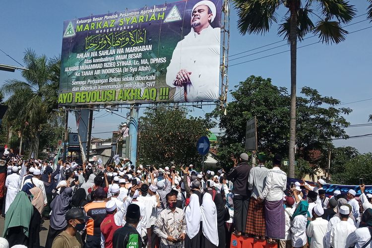 Kawasan Puncak Bogor Jawa Barat dipadati ribuan jemaah simpatisan dari Front Pembela Islam (FPI) pada Jumat (13/11/2020).