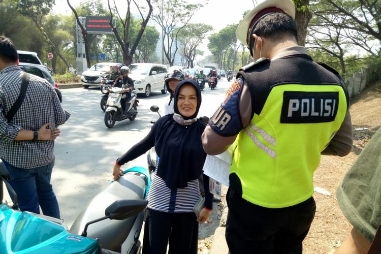 Seorang pengendara motor tak menggunakan helm ditindak Polisi saat operasi zebra jaya 2019 yang digelar Satlantas Polres Tangsel di Jalan Letnan Sutopo, BSD Serpong, Tangerang Selatan, Rabu (23/10/2019).