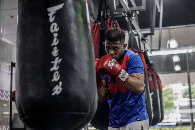 Petarung kelas flyweight ONE Championship dari Indonesia, Eko Roni Saputra, menceritakan pengalamannya berlatih di Evolve MMA, Singapura.