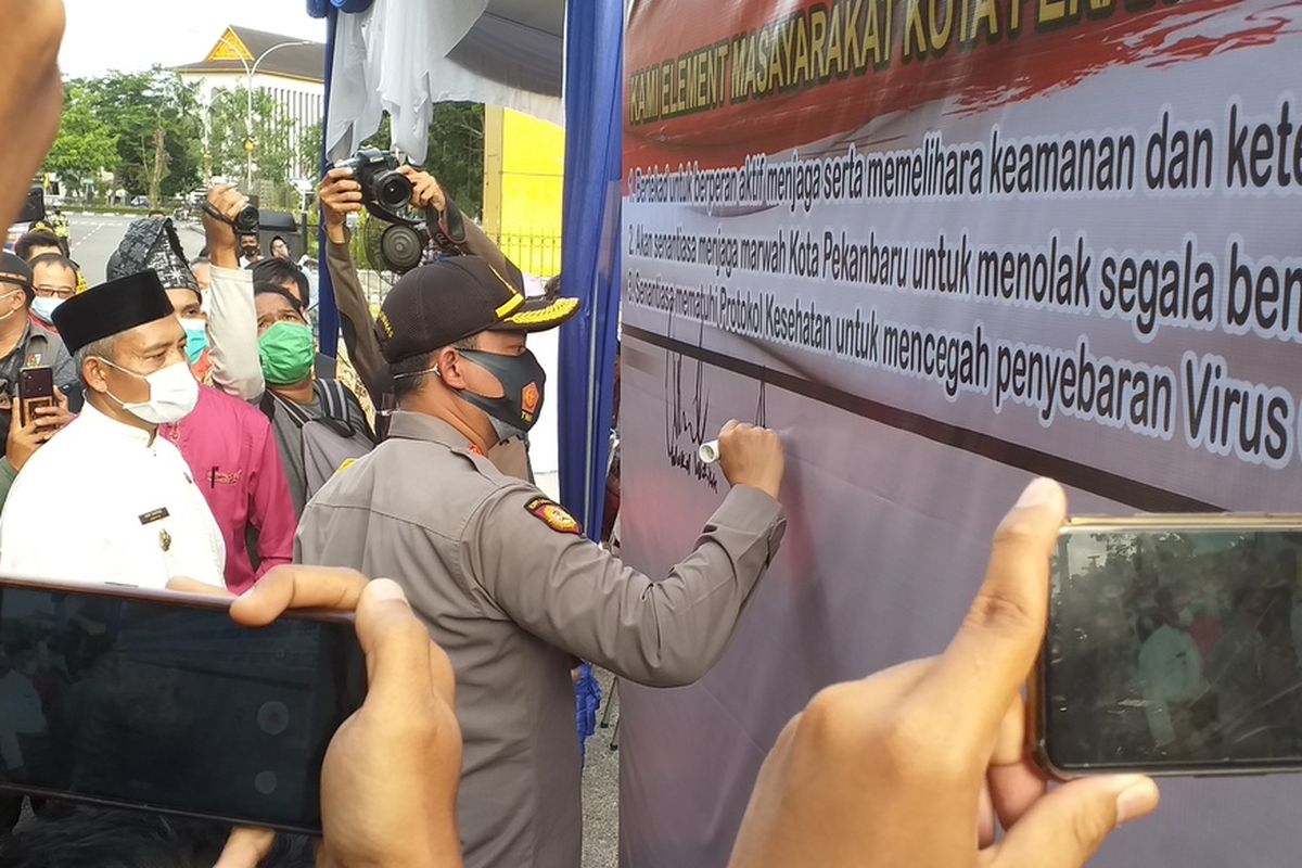 Penandatanganan deklarasi penolakan aksi anarkisme di Kota Pekanbaru, Riau, Jumat (16/10/2020).