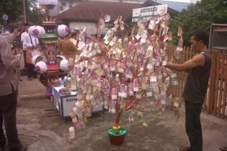 Pohon uang pada tradisi Bungo Lado yang dilakukan masyarakat Pariaman dalam menyambut Maulid Nabi.
