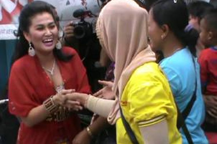 Murti Sari Dewi, pemeran Lasmini  dalam film Saur Sepuh bertemu pedagang di Solo, Rabu (12/2/2014). 