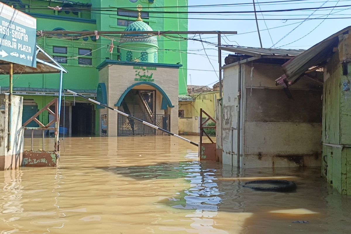 Kondisi Jakan Raya Dayeuhkolot, yang tergenang banjir luapan sungai Citarum setinggi 1,5 meter Jumat (5/12/2025)