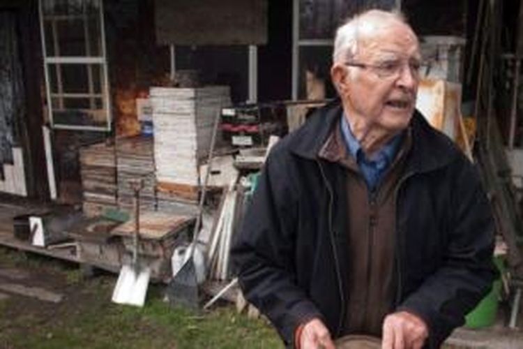 Vladimir Katriuk difoto di kediamannya di sebuah kota kecil tak jauh dari kota Montreal, Kanada. Katriuk yang merupakan penjahat perang Nazi yang paling dicari meninggal dunia di Kanada dalam usia 93 tahun.