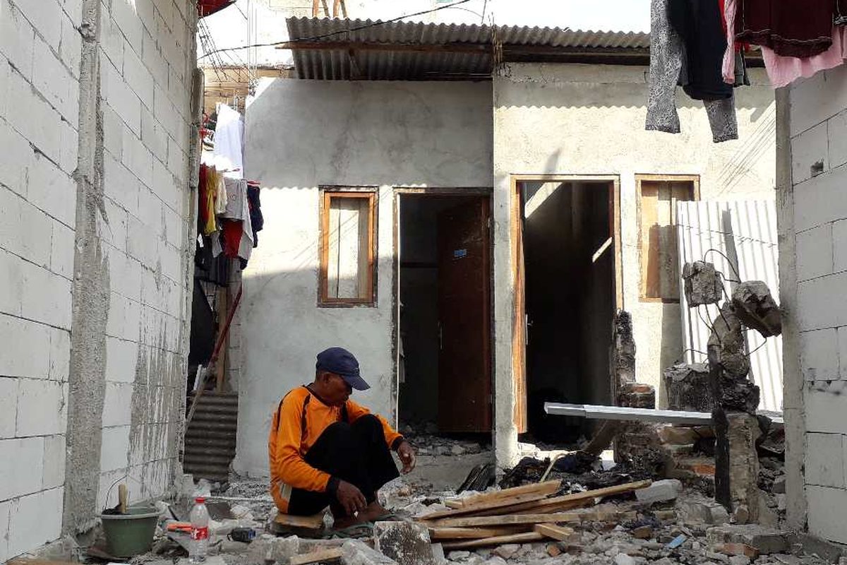 Warga Kampung Bandan yang mulai membangun rumah mereka usai kebakaran beberapa waktu lalu.