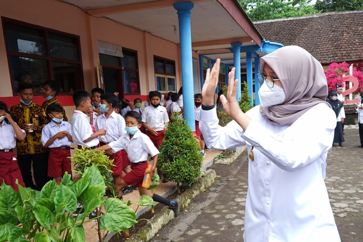 Bupati Ipuk saat meninjau uji pertemuan tatap muka di salah satu SD di Banyuwangi.