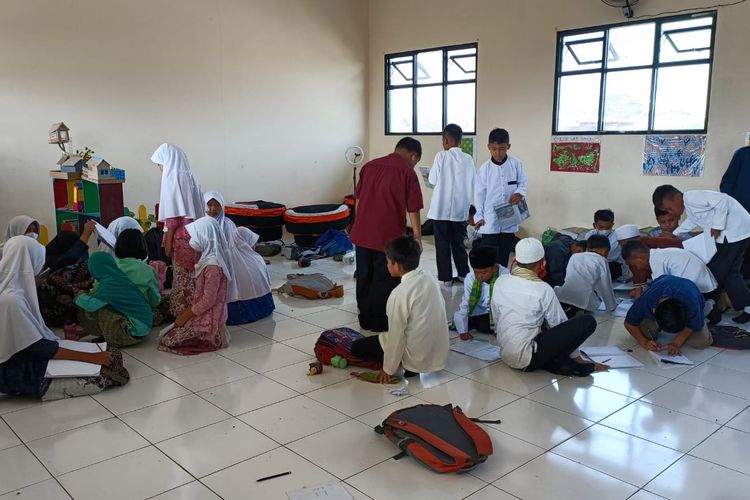 Para murid di SD Negeri Mekarsari 05 Tambun Selatan, Kabupaten Bekasi yang sedang belajar, Rabu (27/7/2022). Para murid yang belajar dalam ruang kelas tersebut terpaksa belajar di lantai lantaran fasilitas bangku dan meja seperti sekolah lain pada umumnya.