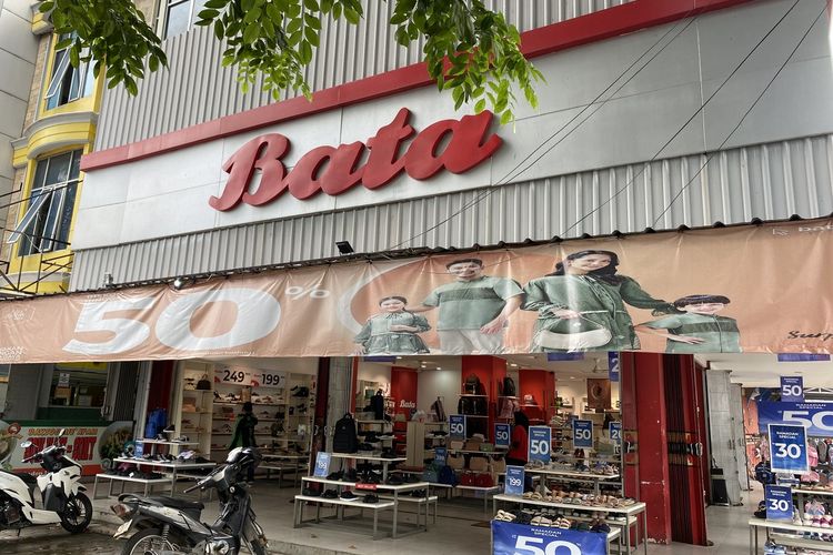 Toko sepatu Bata di Jalan Raden Intan II, Bandar Lampung yang sepi pembeli, Selasa (7/5/2024). Karyawan toko menyebut menjelang tahun ajaran baru biasanya toko ramai pembeli.