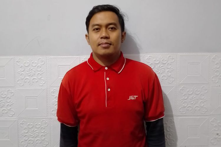 Bagus Armanto (34), kurir ekspedisi yang kerap edukasi warga soal barang abal-abal