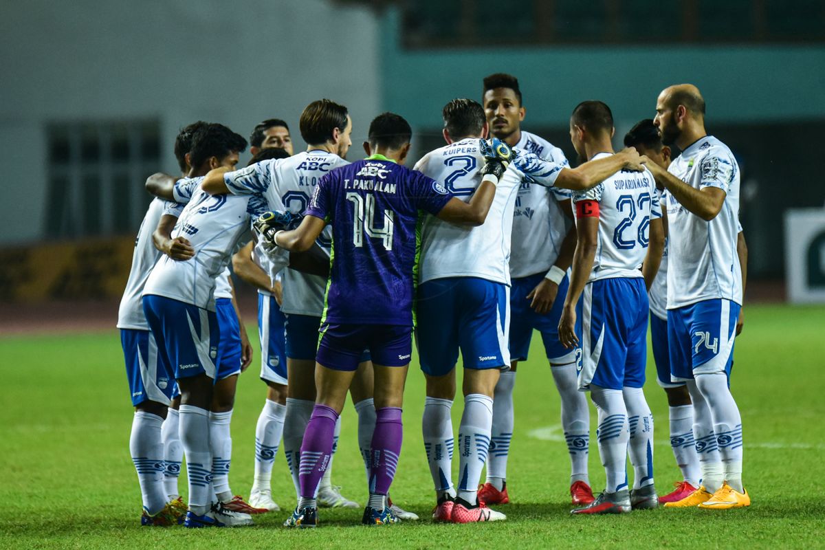 Para pemain Persib berkumpul di lapangan sebelum melakoni pertandingan melawan Persikabo 1973 di Stadion Wibawa Mukti, Cikarang, Senin (27/9/2021). 