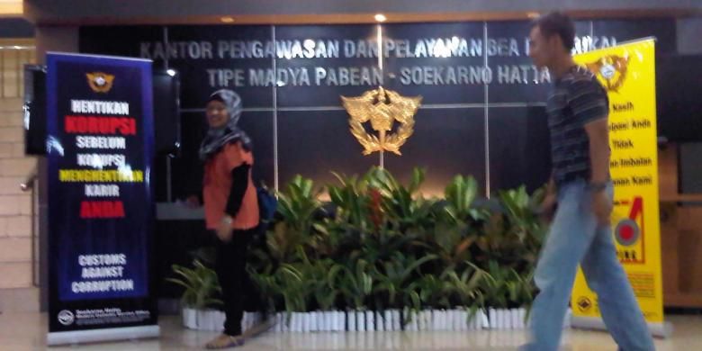 Ilustrasi. Slogan antikorupsi yang ada di Kantor Bea Cukai Bandara Soekarno-Hatta, seperti tampak pada Rabu (20/6/2012) malam.