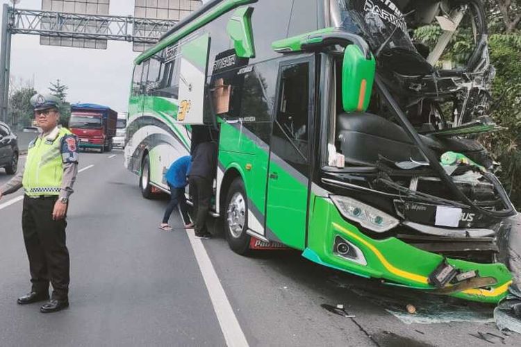 RINGSEK: Bus pariwisata rombongan siswa studi banding dari Purworejo menuju Kabupaten Demak, Jawa Tengah (Jateng) mengalami kecelakaan di Tol Tembalang, Kamis (13/6/2024). 