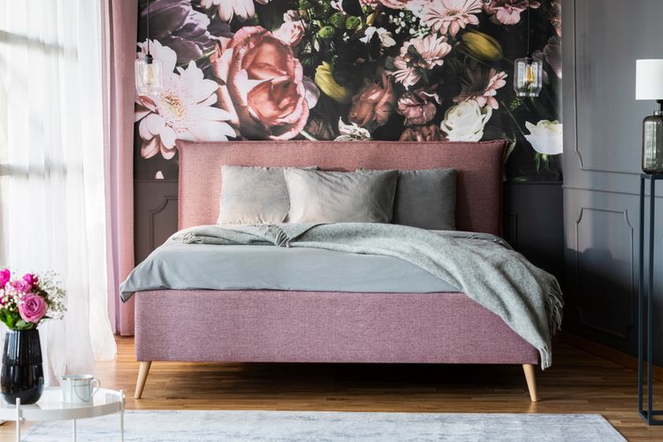 Ilustrasi wallpaper nuansa floral di kamar tidur. 