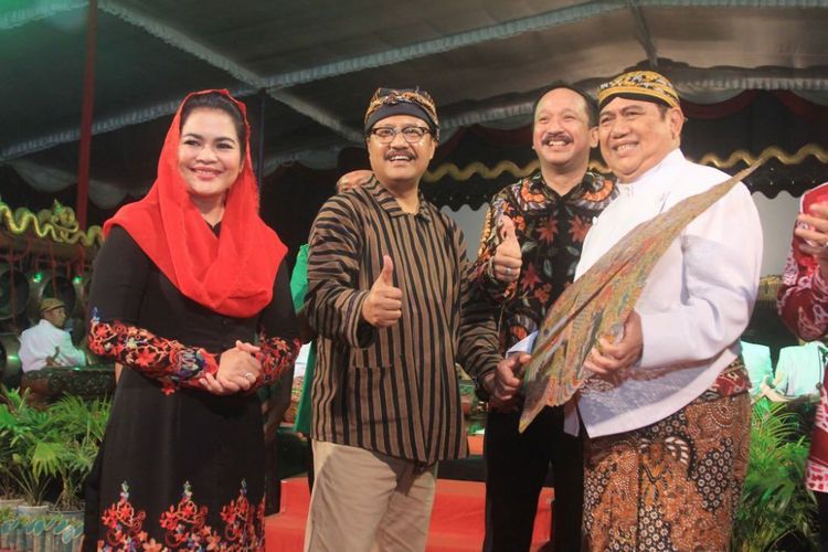 Dari kiri ke kanan, Calon Wagub Jatim Puti Guntur Soekarno, Calon Gubernur Jatim Saifullah Yusuf, Bupati Ponorogo Ipong Muchlissoni, dan dalang Ki Anom Suroto saat nonton bareng pergelaran wayang kulit di alun-alun Ponorogo. 
