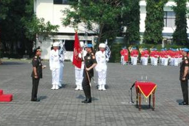 Mayjen TNI Doni Monardo menyerahkan Pataka Paspampres 'Setia Waspada' kepada Inspektur Upacara, Jenderal TNI Moeldoko, Rabu (22/10/2014). Penyerahan lambang kesatuan itu sekaligus menjadi tanda serah terima jabatan Doni kepada Mayjen TNI Andika Perkasa. Andika resmi menjabat sebagai Danpaspampres yang baru.