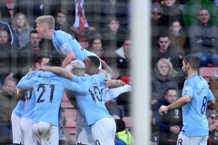 Para pemain Manchester City merayakan gol Riyad Mahrez pada pertandingan versus AFC Bournemouth di Stadion Vitality dalam lanjutan Liga Inggris, 2 Maret 2019. 