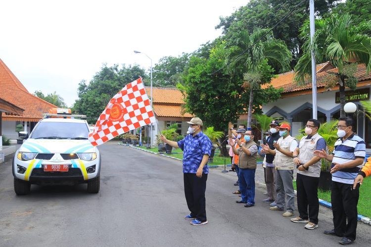 Pengiriman bansos ke Lumajang diangkut mobil double cab.