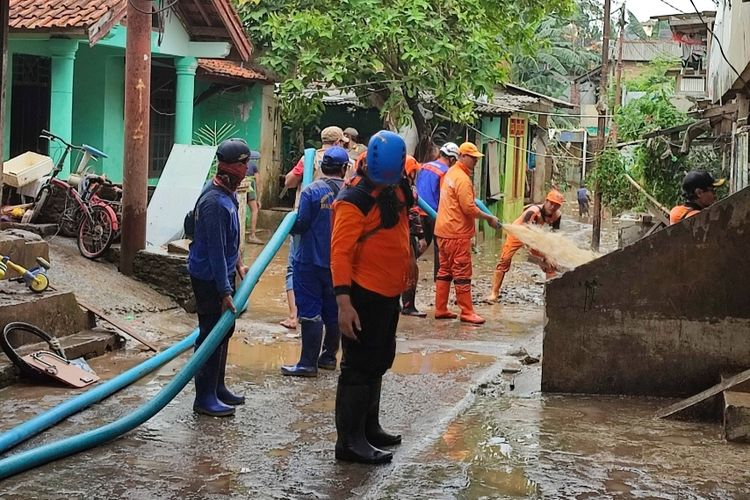 Personel gabungan dari pemadam kebakaran, PPSU dan BPBD membantu warga di Jalan Masjid Al Makmur, Kelurahan Pejaten Timur, Pasar Minggu, Jakarta Selatan, membersihkan rumah akibat banjir Senin (10/10/2022) pagi.