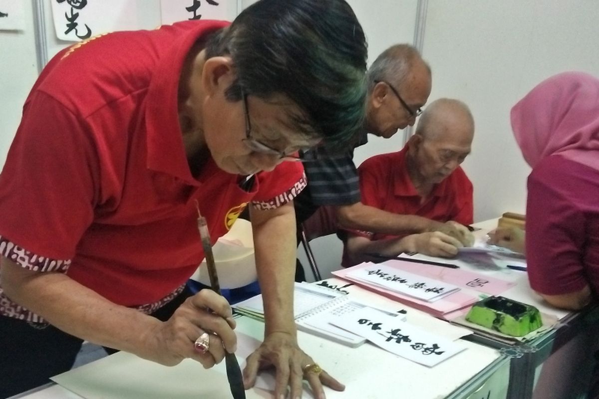 Go Siauw Tje saat membuat kaligrafi China