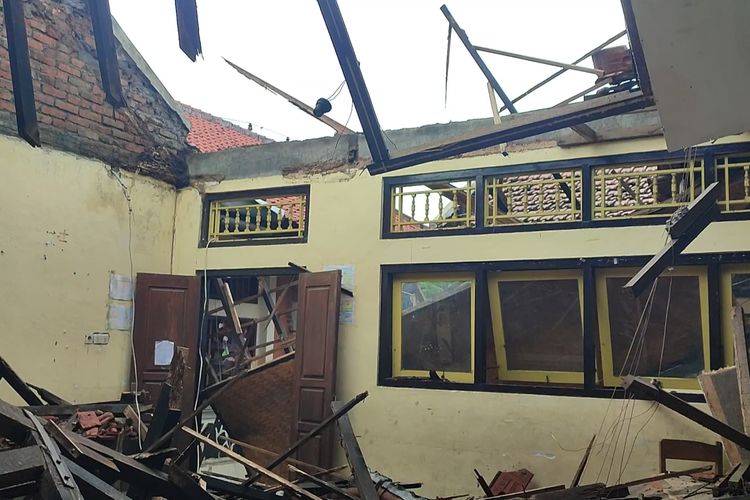 Atap salah satu ruang kelas di Sekolah Dasar (SD) Negeri 5 di Kelurahan Kampung Baru, Kecamatan Buleleng, Kabupaten Buleleng, Provinsi Bali, yang ambruk, Kamis (26/12/2024).