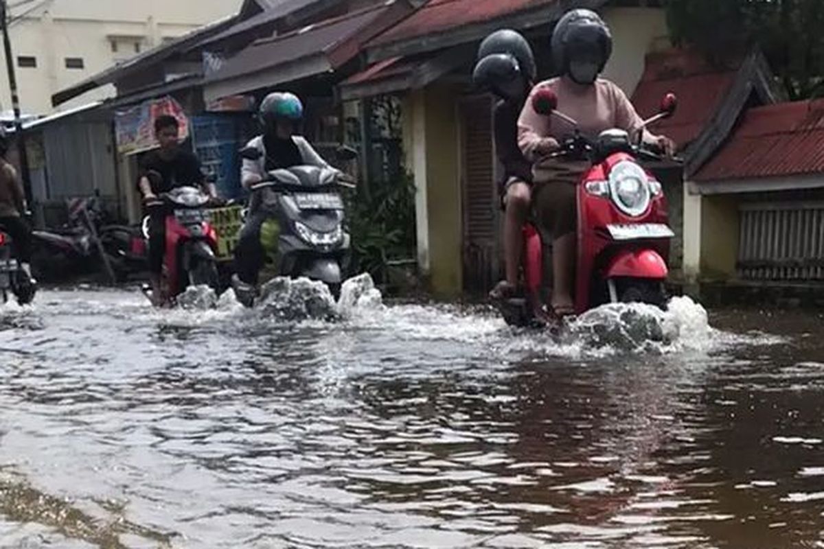 Salah satu ruas jalan di Banjarmasin yang masih terendam banjir rob, Kamis (9/12/2021). 