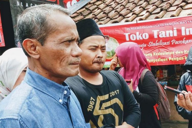 Paling kiri, Kepala Badan Ketahanan Pangan Kementan Agung Hendriadi di lokasi Toko Tani Indonesia (TTI) Kabupaten Bandung. Keberadaan TTI memperpendek rantai pasok distribusi dan stabilitasi harga pangan.
