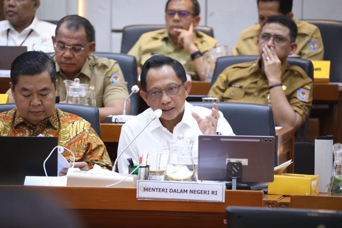 Mendagri Muhammad Tito Karnavian dalam Rapat Kerja dengan Komisi IX Dewan Perwakilan Rakyat (DPR), di Ruang Rapat Komisi IX DPR RI, Gedung Nusantara I, Kompleks Parlemen, Senayan, Jakarta, Selasa (15/7/2025).
