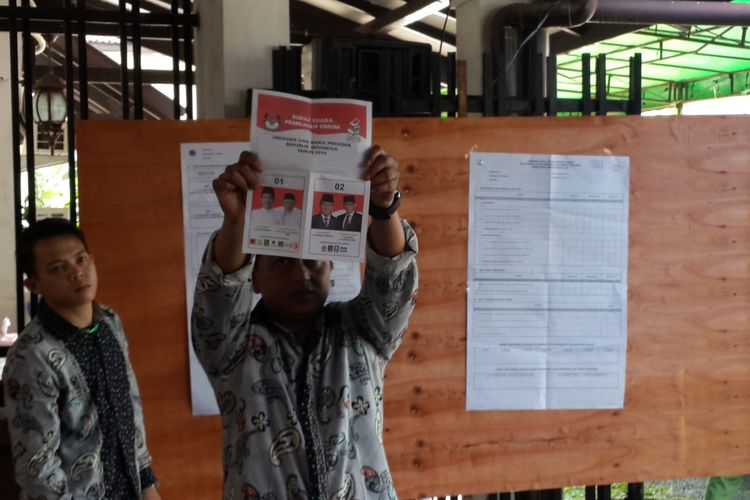 Petugas KPPS TPS 14 Penanggungan, Kecamatan Klojen saat penghitungan surat suara pada pemungutan suara ulang, Kamis (25/4/2019)