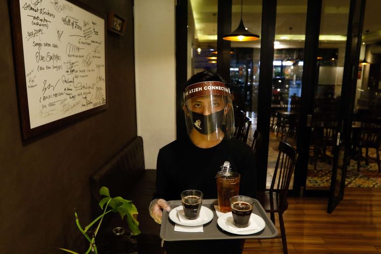 Penerapan protokol kesehatan di The Atjeh Connection Resto and Coffee Bendungan Hilir, Jakarta, Kamis (18/6/2020). Untuk mencegah penyebaran virus Covid-19 restoran di Jakarta yang membuka layanan makan di tempat harus menerapkan protokol kesehatan.